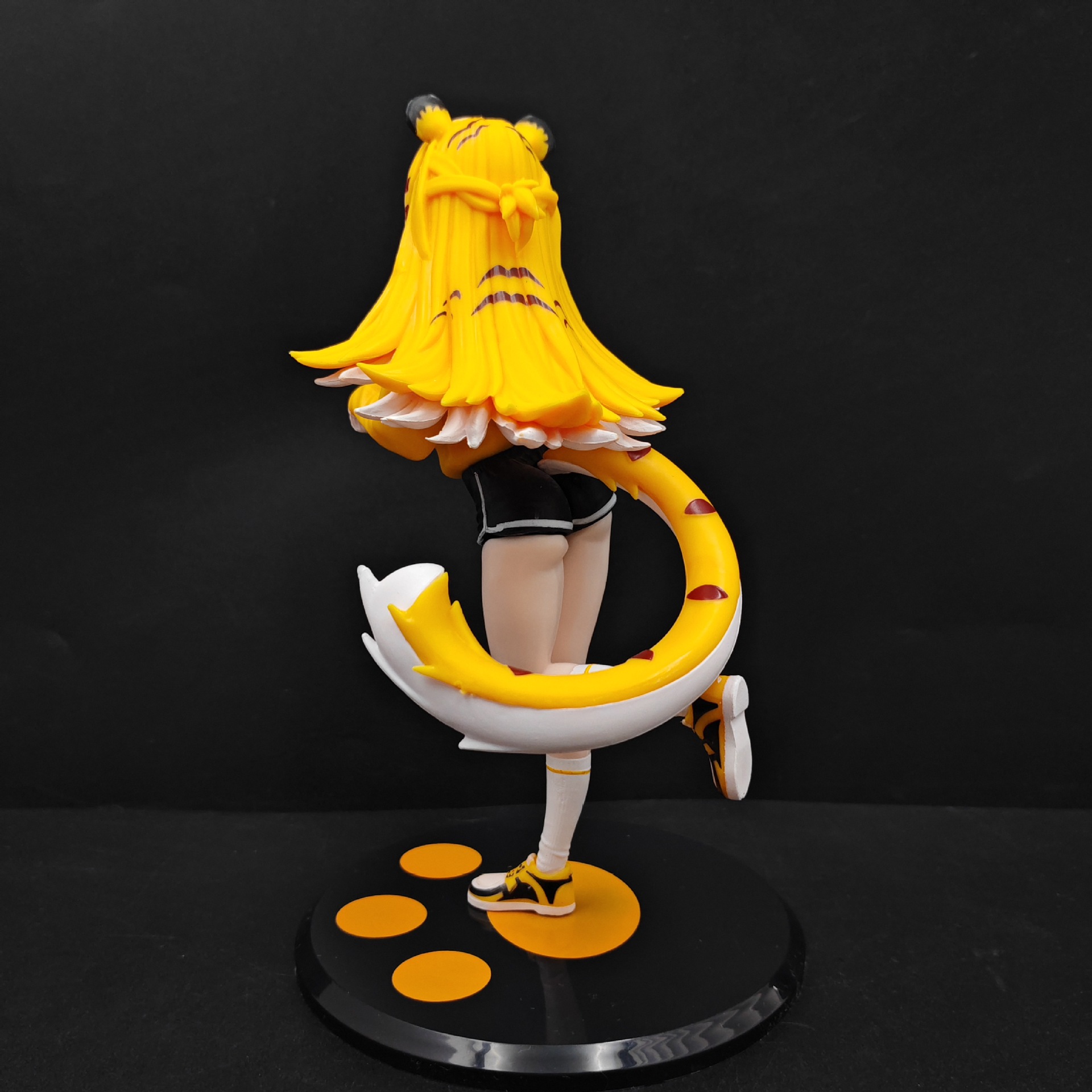 Back of Ju Fufu figure showing yellow striped hair and curling tiger tail