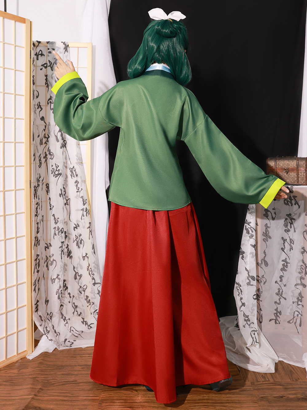 Back of the Maomao green top and red skirt