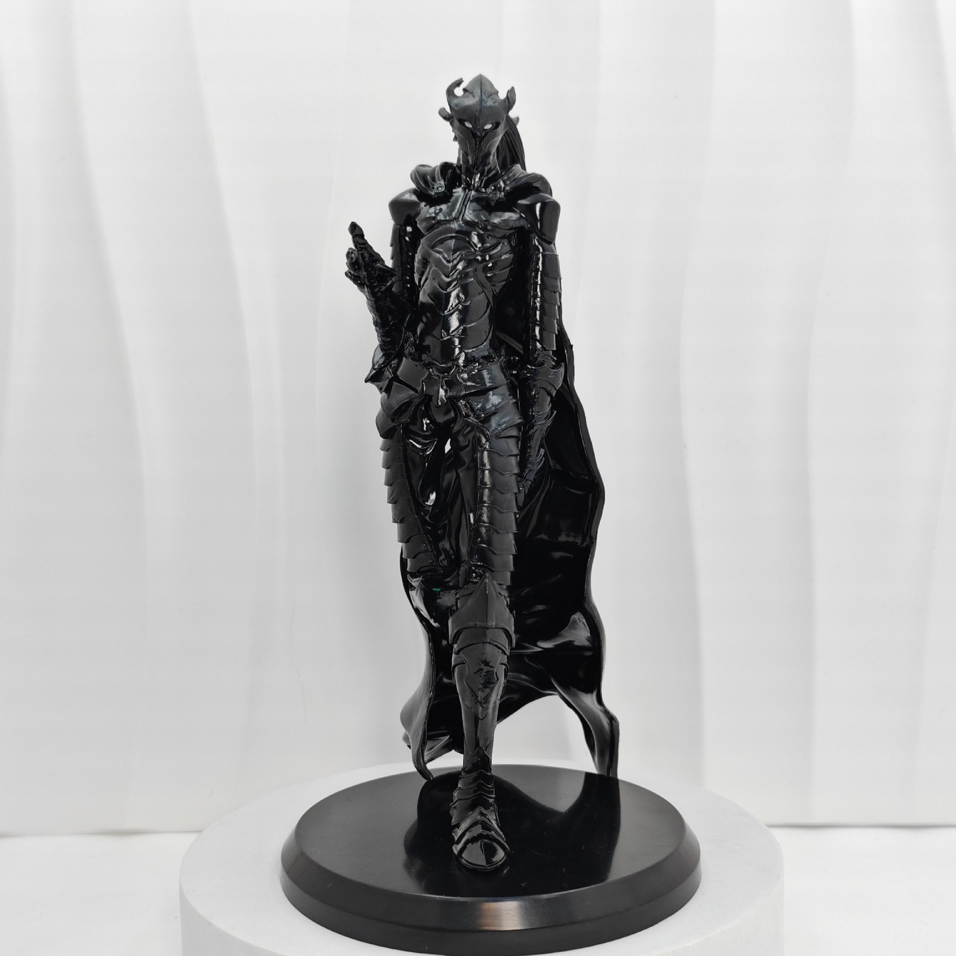 Solo Leveling Igris reproduction figure in black Shadow Knight finish, front view